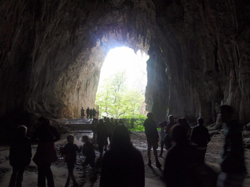Východ z jeskyně obřím portálem