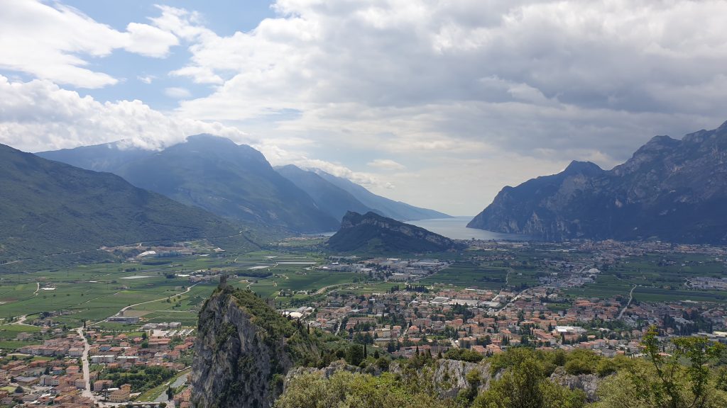 Výhled na Lago di Garda z Monte Coldori